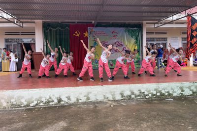 Nhà trường phối hợp với Đoàn thiện nguyện tổ chức Trung thu và trao hơn 520 suất quà cho các em học sinh